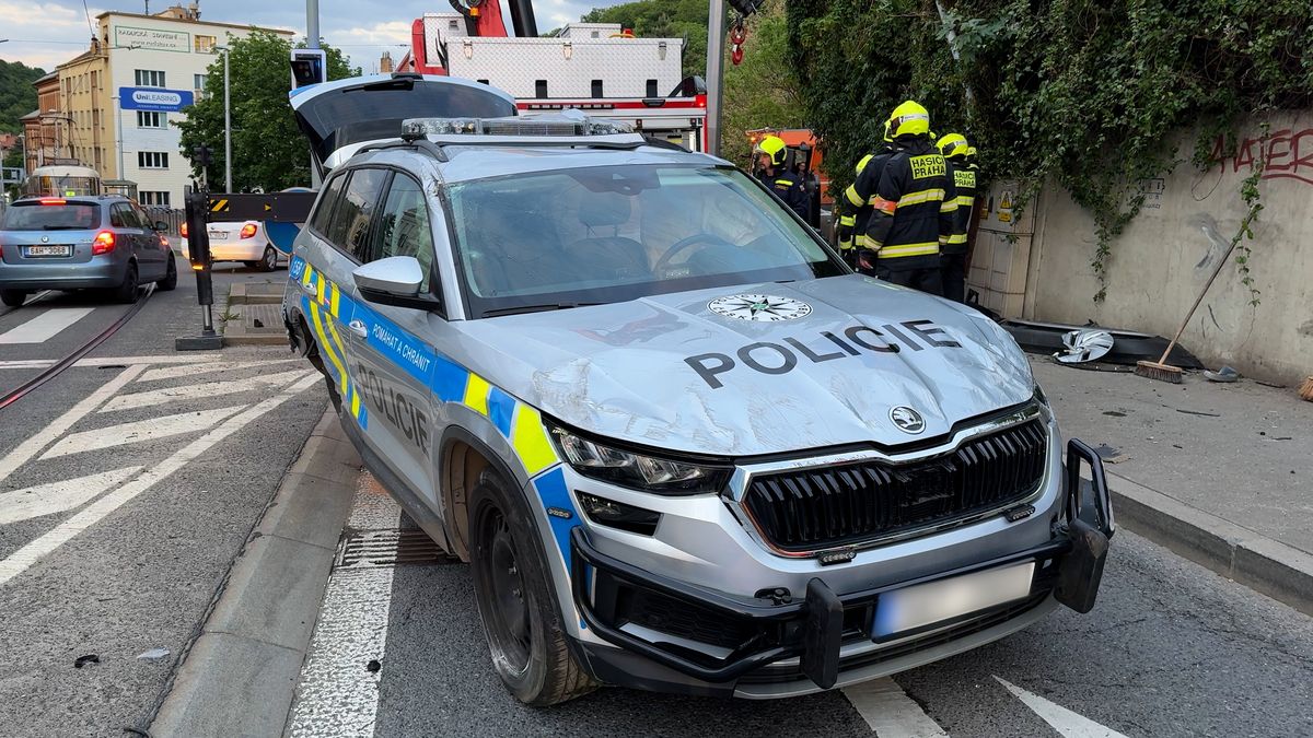 Policisté v Praze na cestě k zásahu převrátili auto